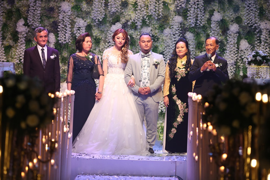 Vinh Râu khóc trong đám cưới khi nghe vợ hát